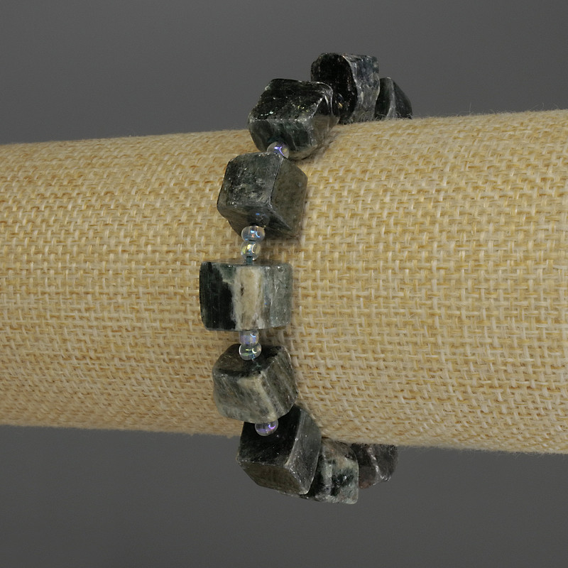 Seraphinite Bracelet with Processed Stones, Diameter 10x9–12 mm, 3 mm Beads, Length 18 cm (Stretch)