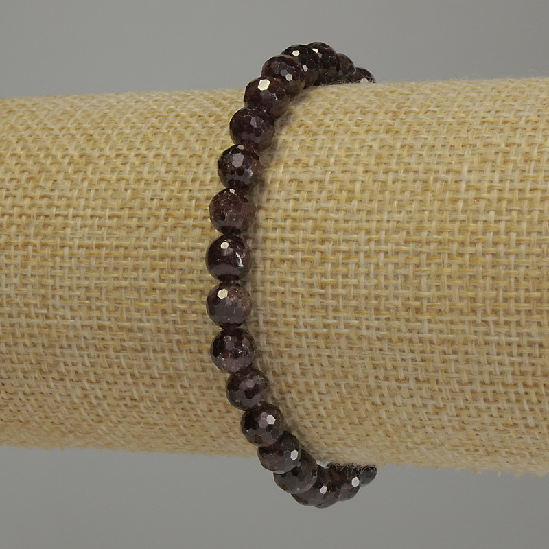 Garnet Bracelet with a Faceted Bead, 6 mm Diameter, 18 cm Stretch