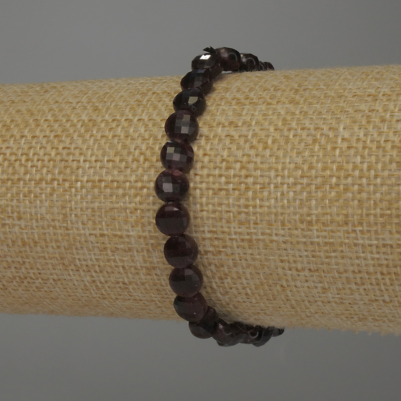 Garnet bracelet with faceted coin beads, 7 mm diameter, 18 cm length