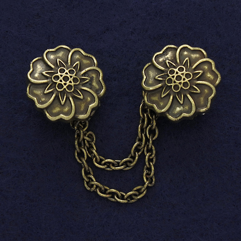 Bronze-colored cardigan brooch, 21 mm diameter, chain length 9 cm