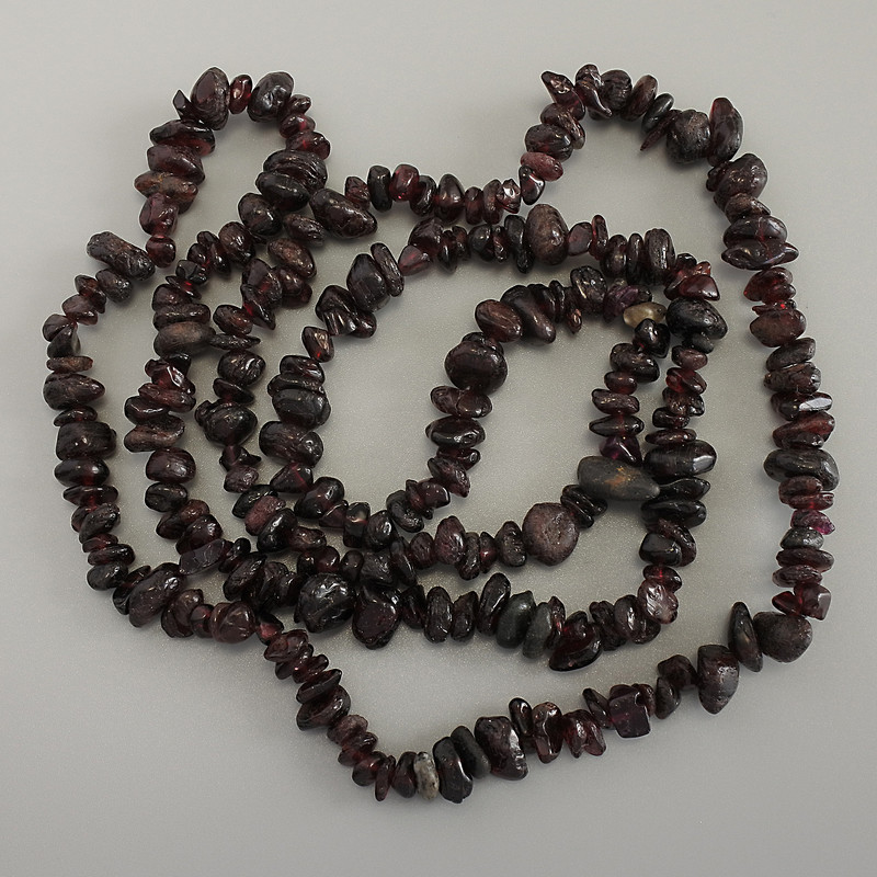 Garnet chip beads, diameter 4-10×3-5 mm, length 80 cm ± on thread