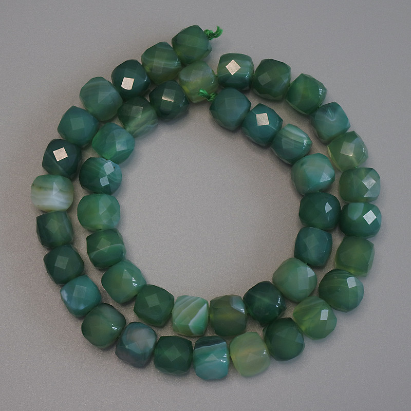 Faceted agate cube beads, 8.5 mm, on thread, length 38 cm