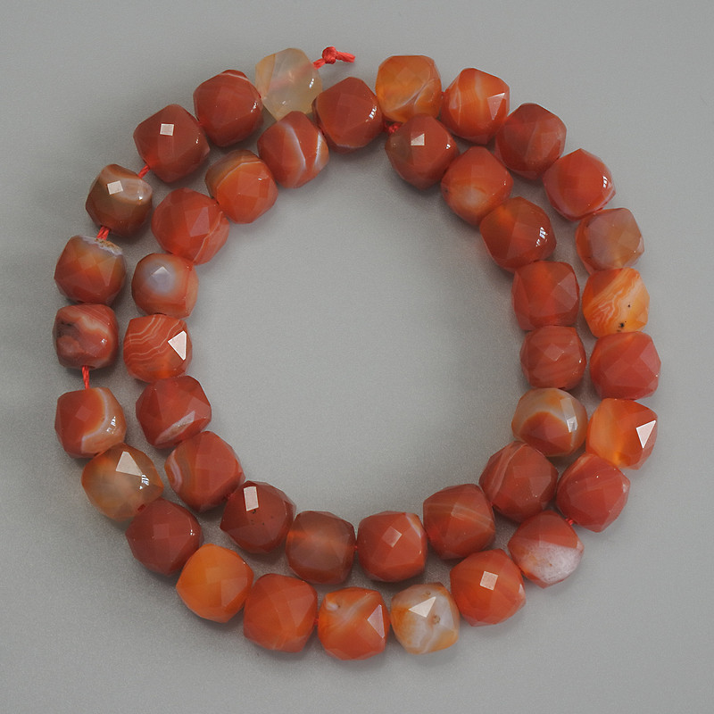 Faceted cube agate beads, diameter 9x9 mm, length 37 cm, on thread