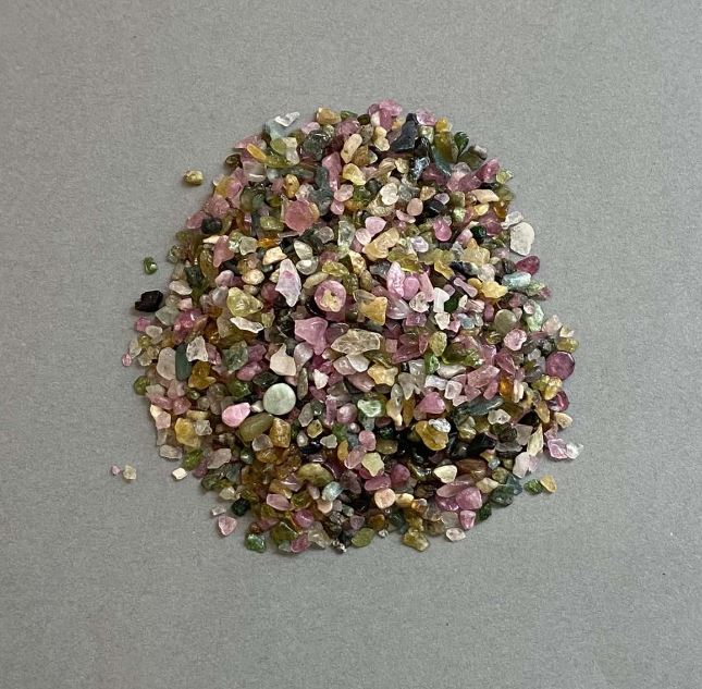 Natural Tourmaline Chips, Undrilled, 2-4 x 2-4 mm ± (per 100 g ±)