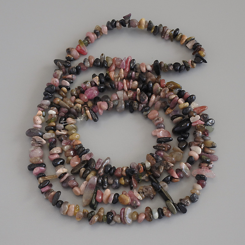 Tourmaline chip beads, diameter 4-10×3-5 mm, length 80 cm ± on thread