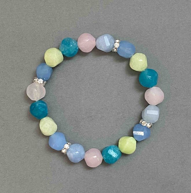 Bracelet 'Assorted Faceted Diamond', 10x9 mm diameter +/- with metal inserts, length 18 mm +/- stretch