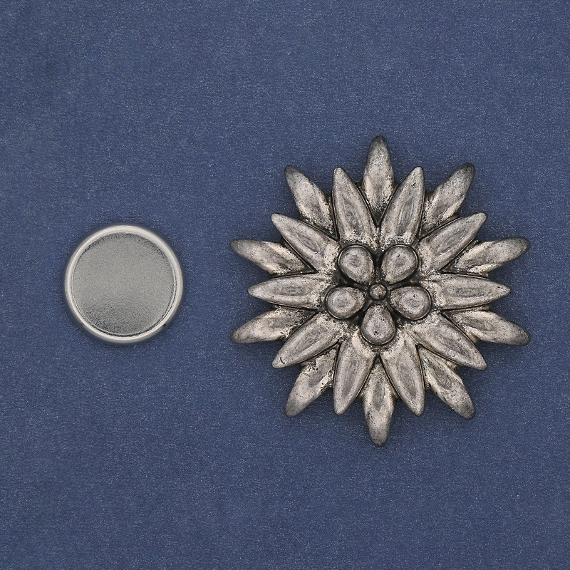 Magnetic Flower Brooch 41 mm ± Silver-Toned Metal