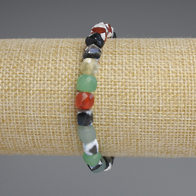 Faceted Agate Cube Bracelet, diameter 6.5×6.5 mm ±, length 18 cm ±, stretch