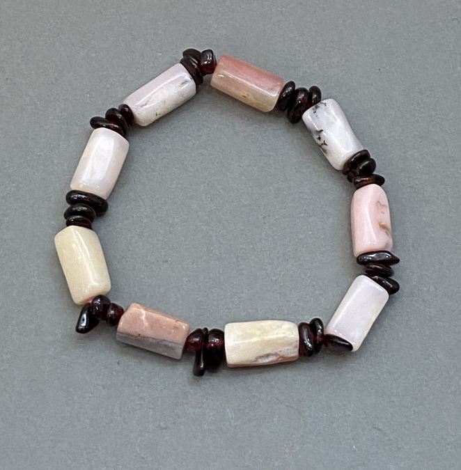 Bracelet with faceted opal 13×8 mm +/- garnet chips 7×3 mm +/-, length 18 mm +/- elastic