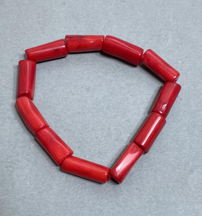 Bracelet with faceted coral 18-22×9-12 mm +-, length 18 mm +/- stretch