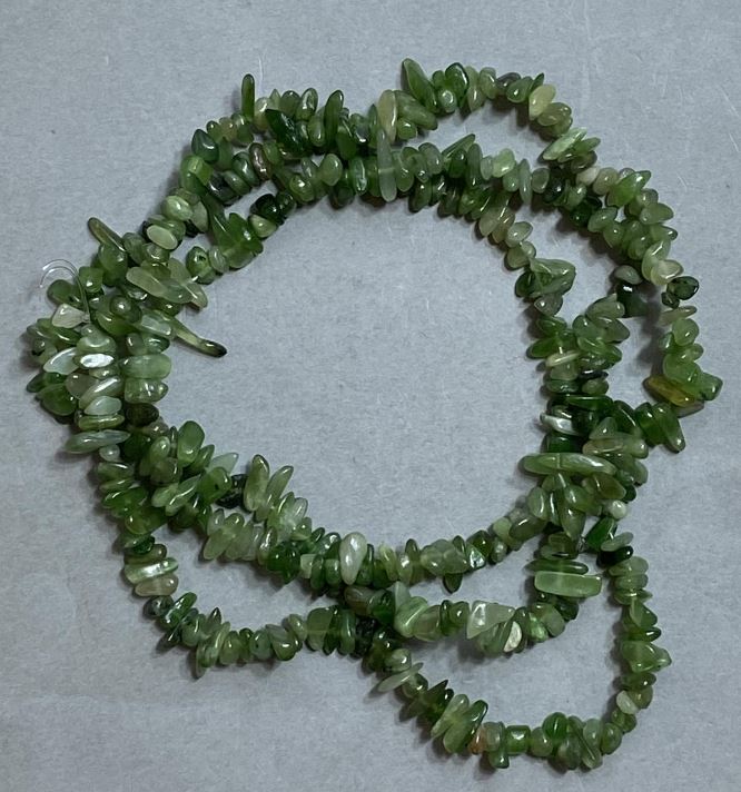 Jadeite chip beads on a long thread, diameter 6-11×1-3.5 mm, length 76 cm