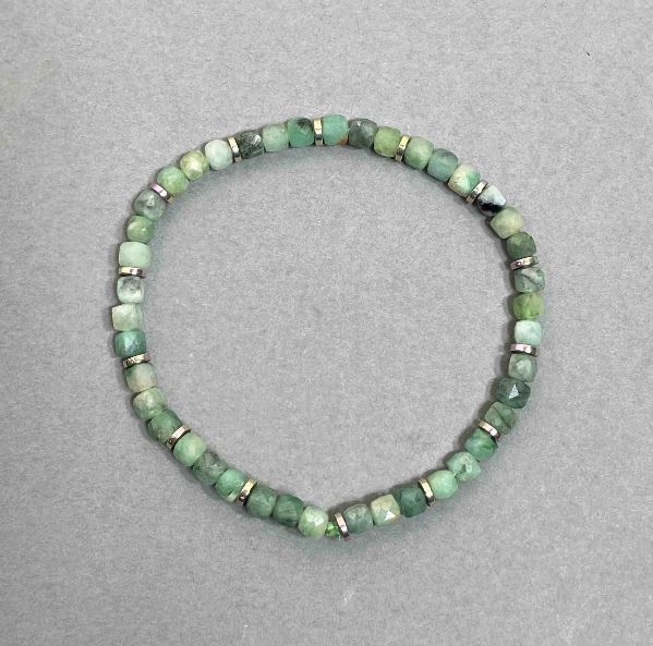 Emerald bracelet with a faceted cube 4x4 mm and hematite rondelle 4x1 mm, length 18 cm stretch