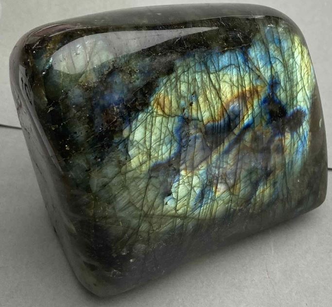 Natural Labradorite souvenir stone 11 x 10.5 x 6 cm +/- 1330 g