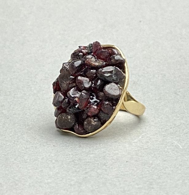Garnet Chip Earring in a Smooth Setting, 30x26 mm, golden-tone metal