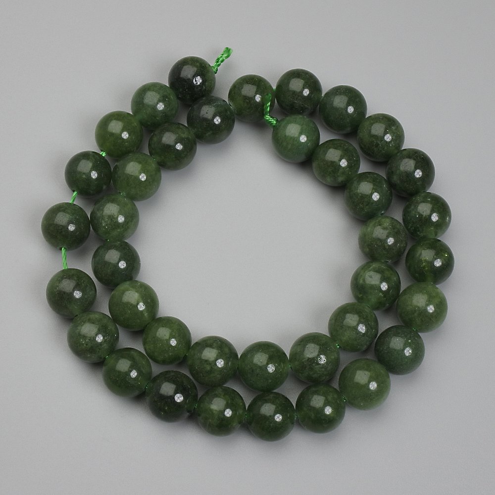 Jadeite beads, ball-shaped, 8 mm diameter, 38 cm length on thread