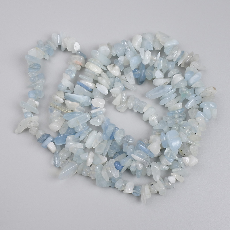 Aquamarine Chip Beads, 7–12×2–5 mm, length approx. 78 cm on thread
