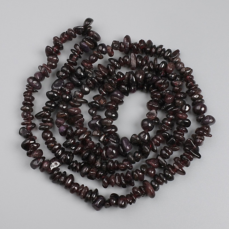 Garnet chip beads, diameter 7–11×2–5 mm, length approximately 78 cm on thread