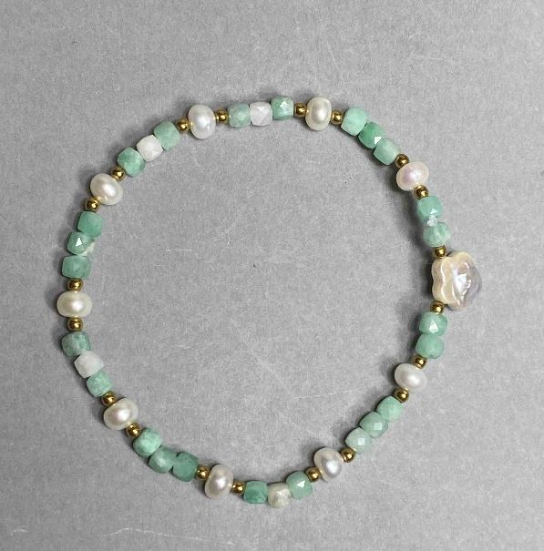 Emerald Bracelet with Faceted Cubes 4mm, Pearls 5x4mm, Baroque Pearl 10mm, 18 cm, Stretch