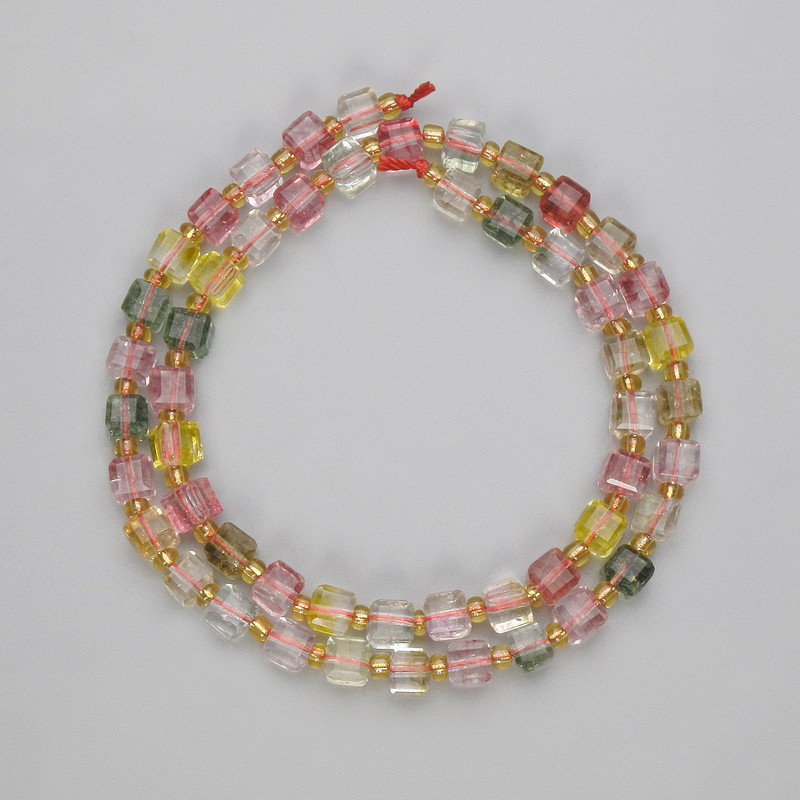 Toned quartz beads, faceted cube, 5x5 mm diameter, 3 mm seed beads, length 37 cm, on thread