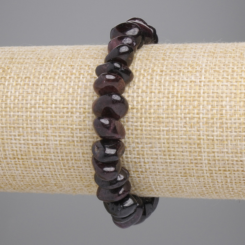 Faceted garnet bracelet 10–13×4–6 mm, length 18 cm, stretchy