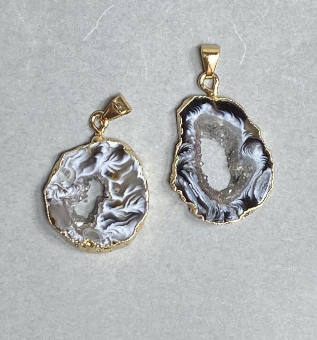 Pendant with natural agate druzy slice 23-25x20-22 mm, length 32-37 mm, assorted sizes