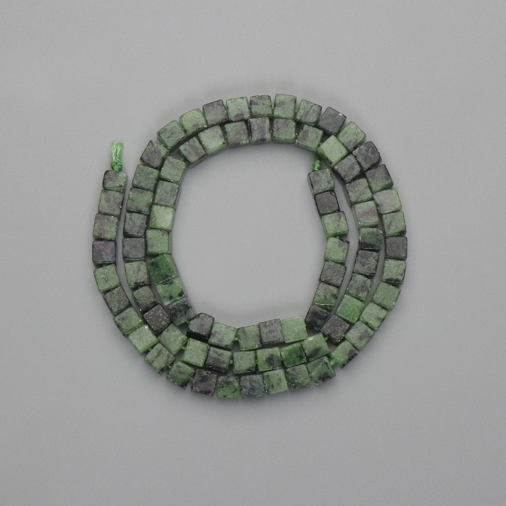 Zoisite cube beads, 4x4 mm, 39 cm length on thread