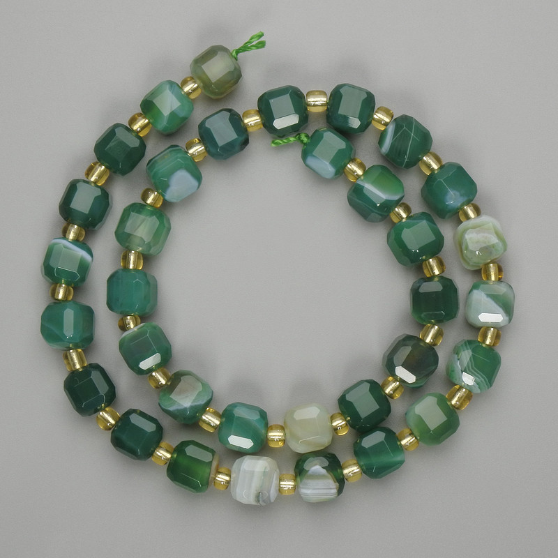 Faceted agate cube beads 8x8 mm on thread