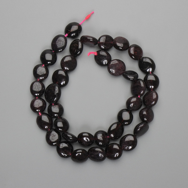 Garnet coin beads 9-10x9-10 mm, 41 cm length, on thread