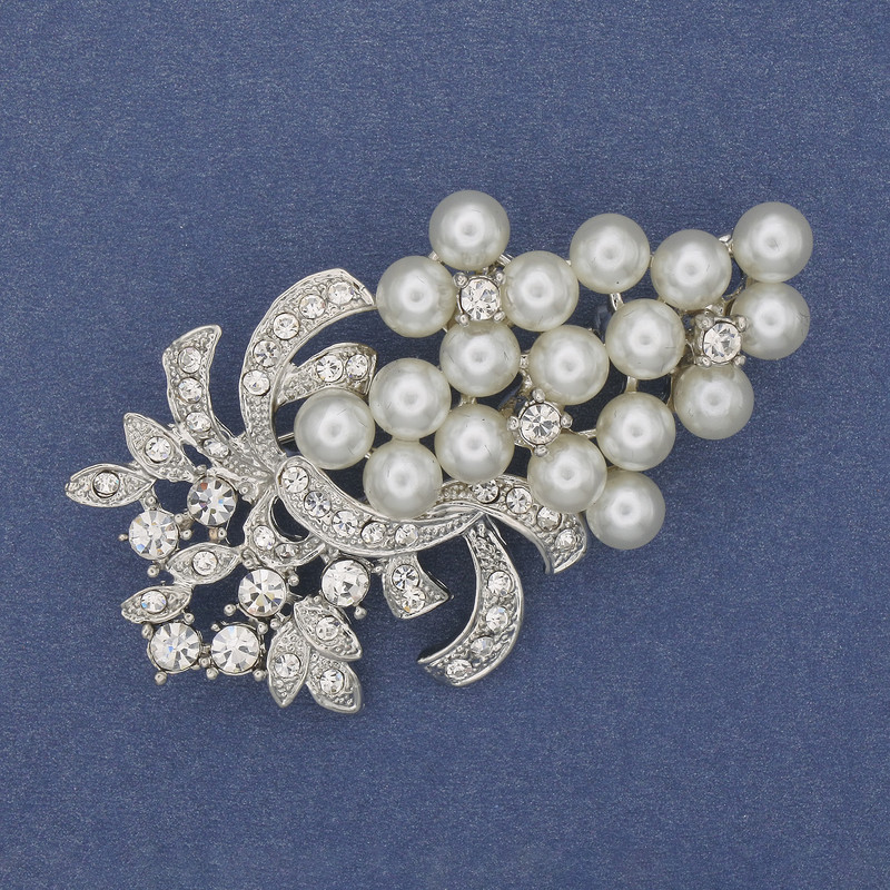 Brooch 'Grona' with white pearls and rhinestones, silver-toned metal 58×34 mm+