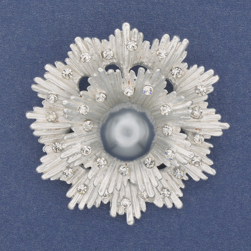 Brooch with Gray Majorca Pearl