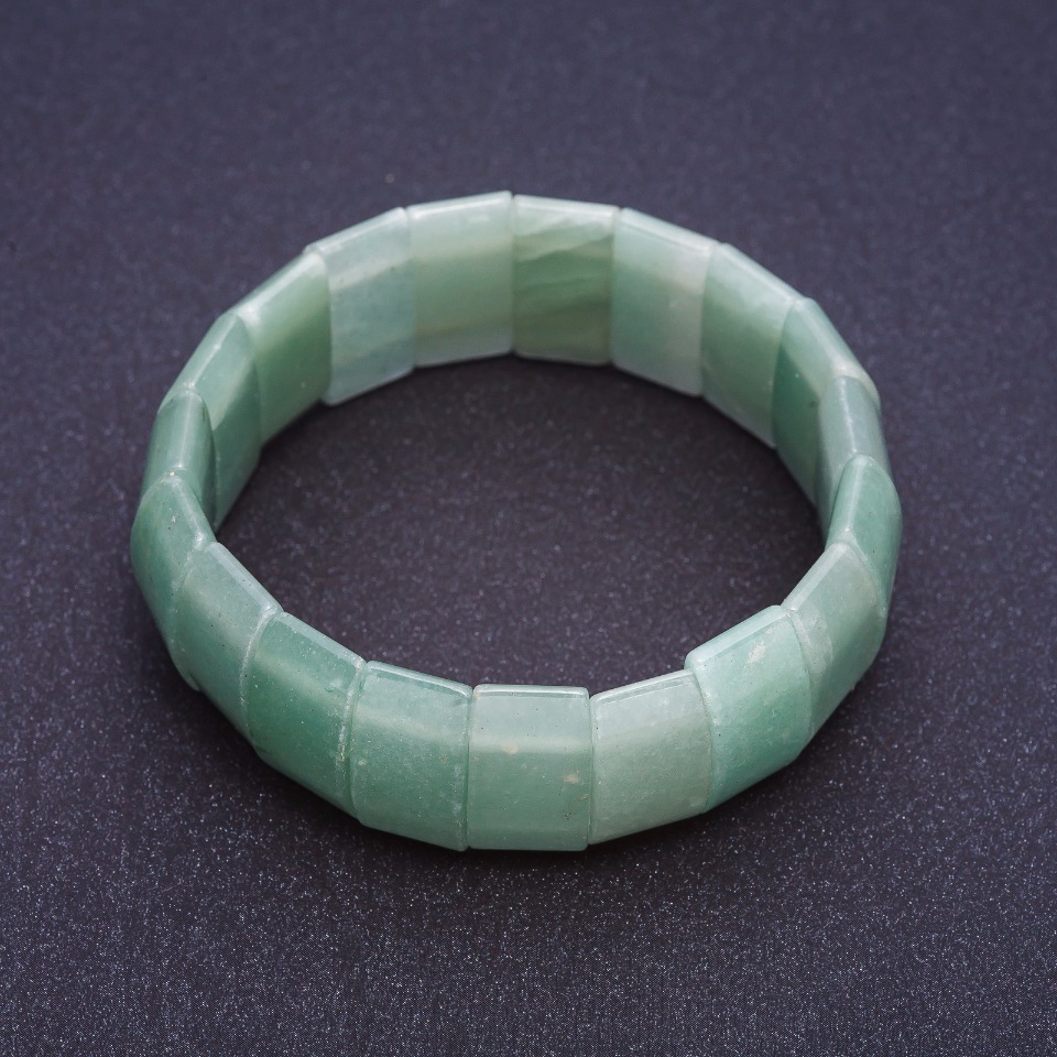 Jade bracelet on elastic with rectangular links measuring 2.5 × 1.1 cm