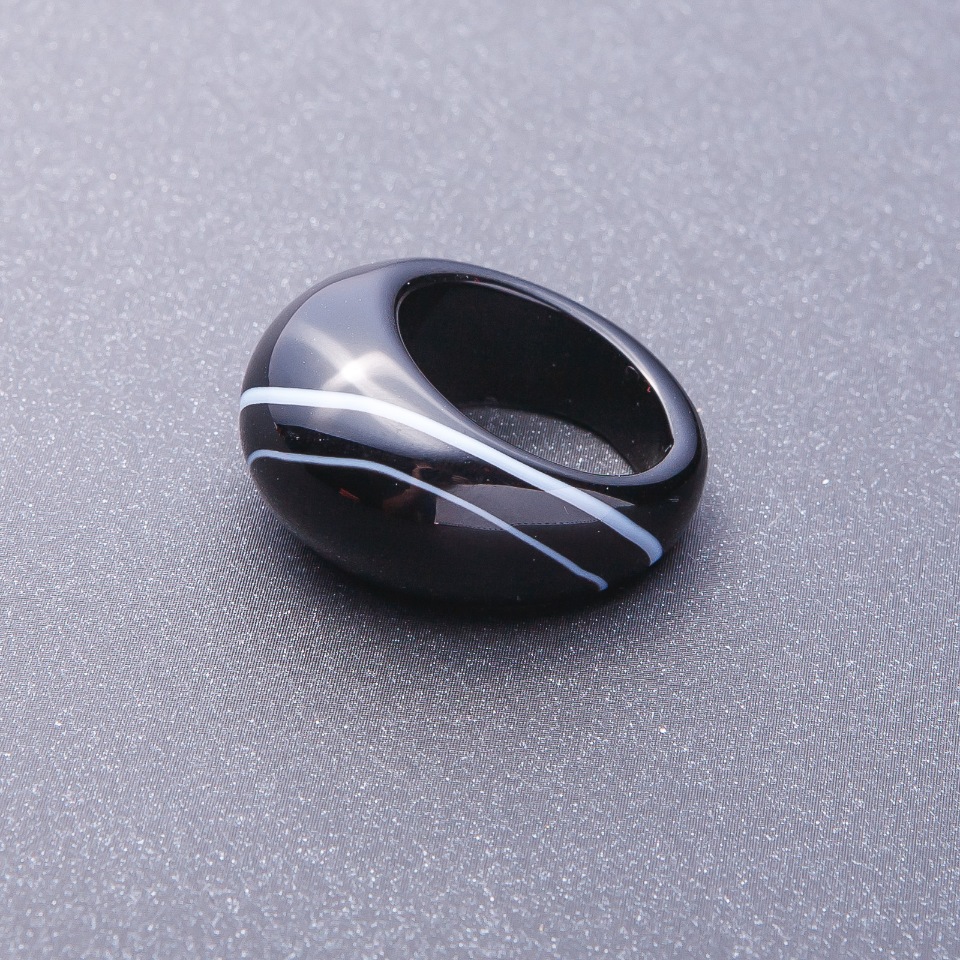 Ring with natural agate, black-and-white, 19–20 mm