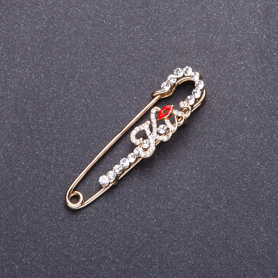 Brooch pin 'Kiss' in golden metal 5.8 x 1.4 cm