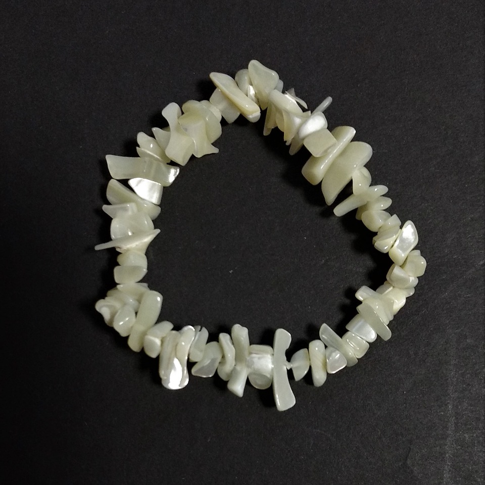 Bracelet with natural milky-white mother-of-pearl on thread, chips, diameter 7-8 mm, length 18 cm