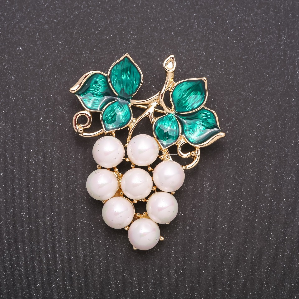 Pearl Brooch 'Majorca' 'Grapevine cluster' Yellow metal color 50x40 mm