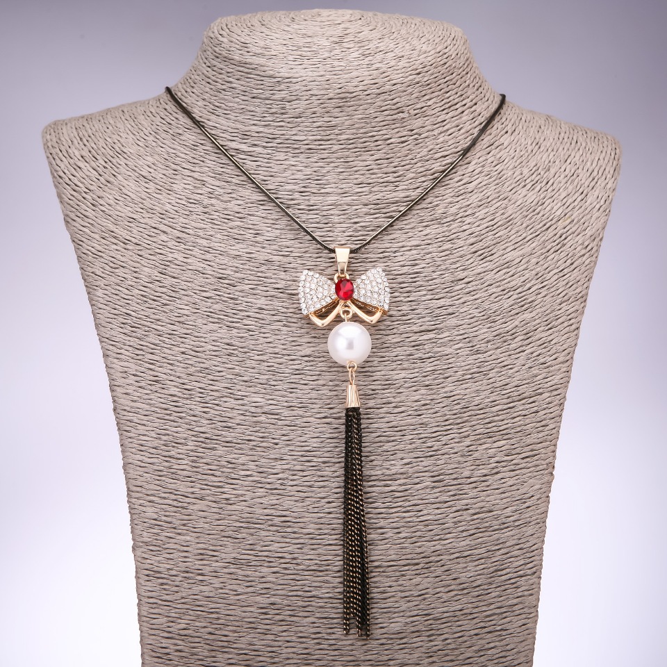 Pendant 'Bow', 29 mm diameter with a red gemstone on a long chain in black gold finish, length 100 cm