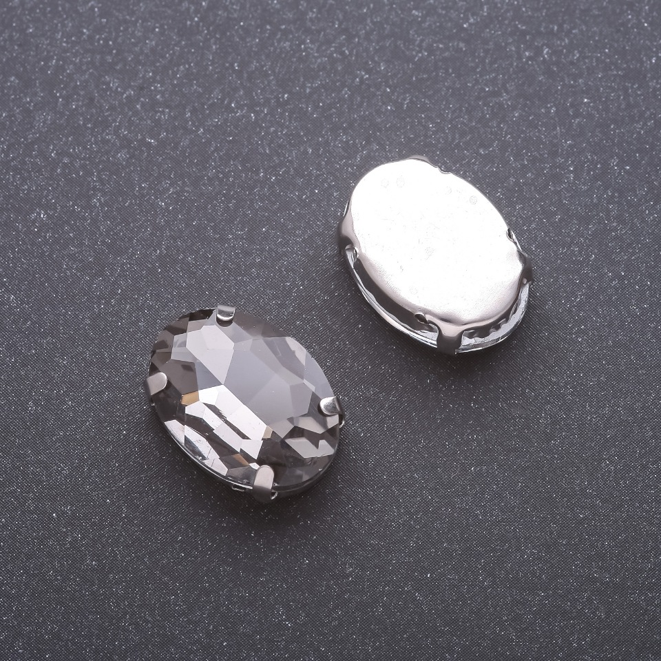 Price per unit / 10 pcs. Sew-on crystal in cap oval 13×18 mm gray
