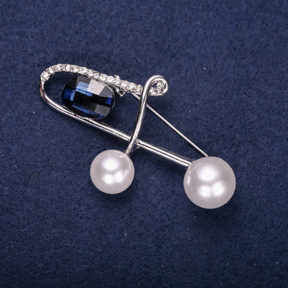 Brooch 'Accent' with blue stone and pearls