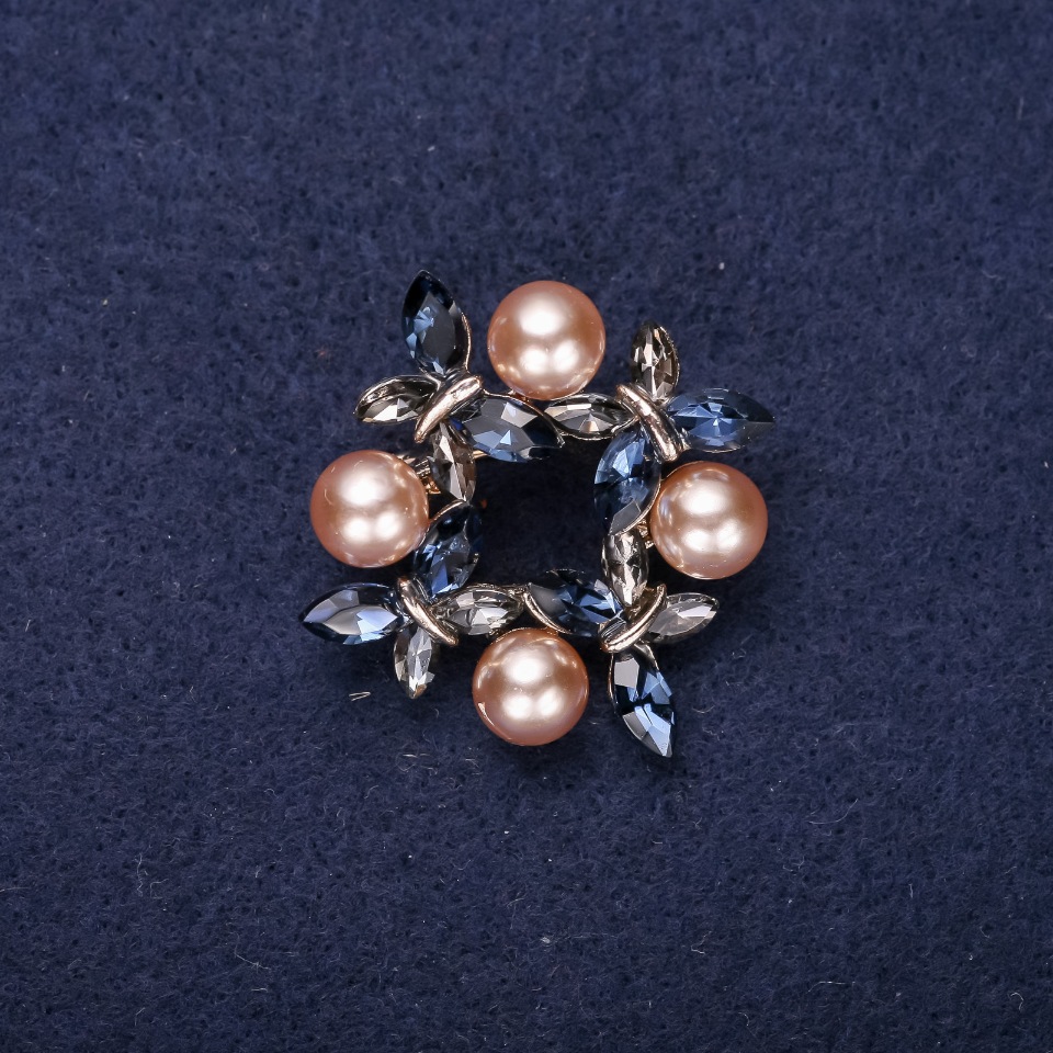 Brooch 'Wreath of Butterflies' with Majorca Pearls and blue and cream stones, 33mm, Gold-Tone Metal
