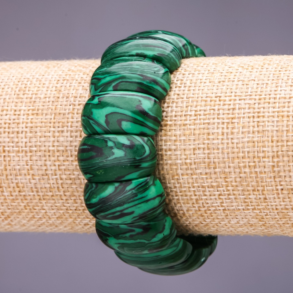Malachite bracelet with 25×12 mm links, length 18 cm on elastic