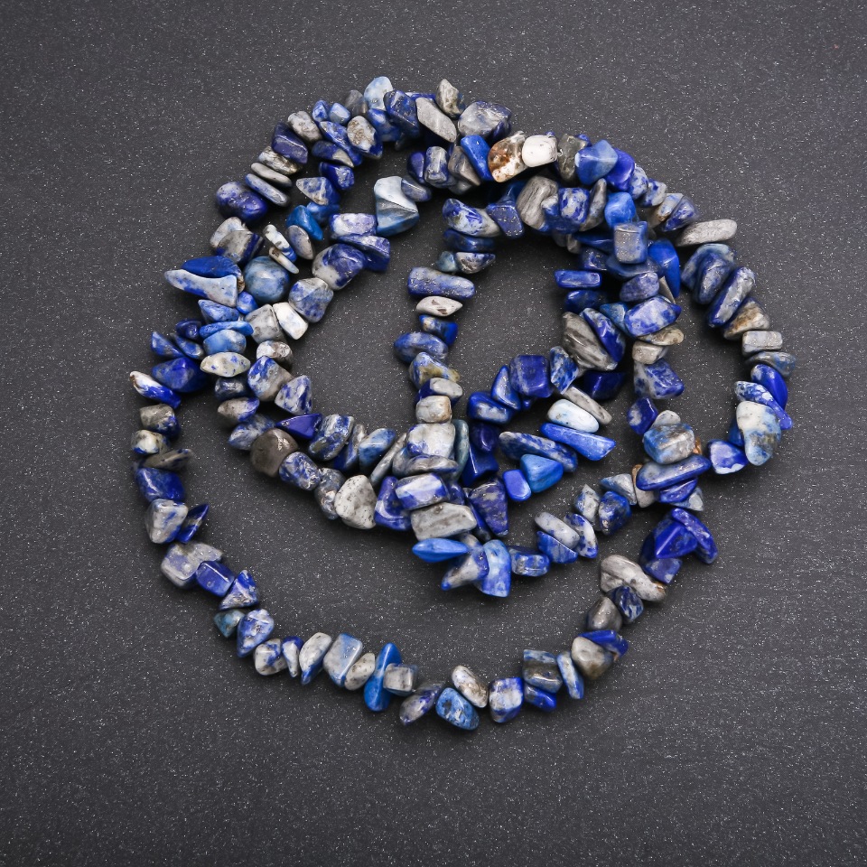 Sodalite chip beads on beading thread, 8x4 mm (±), length 80 cm
