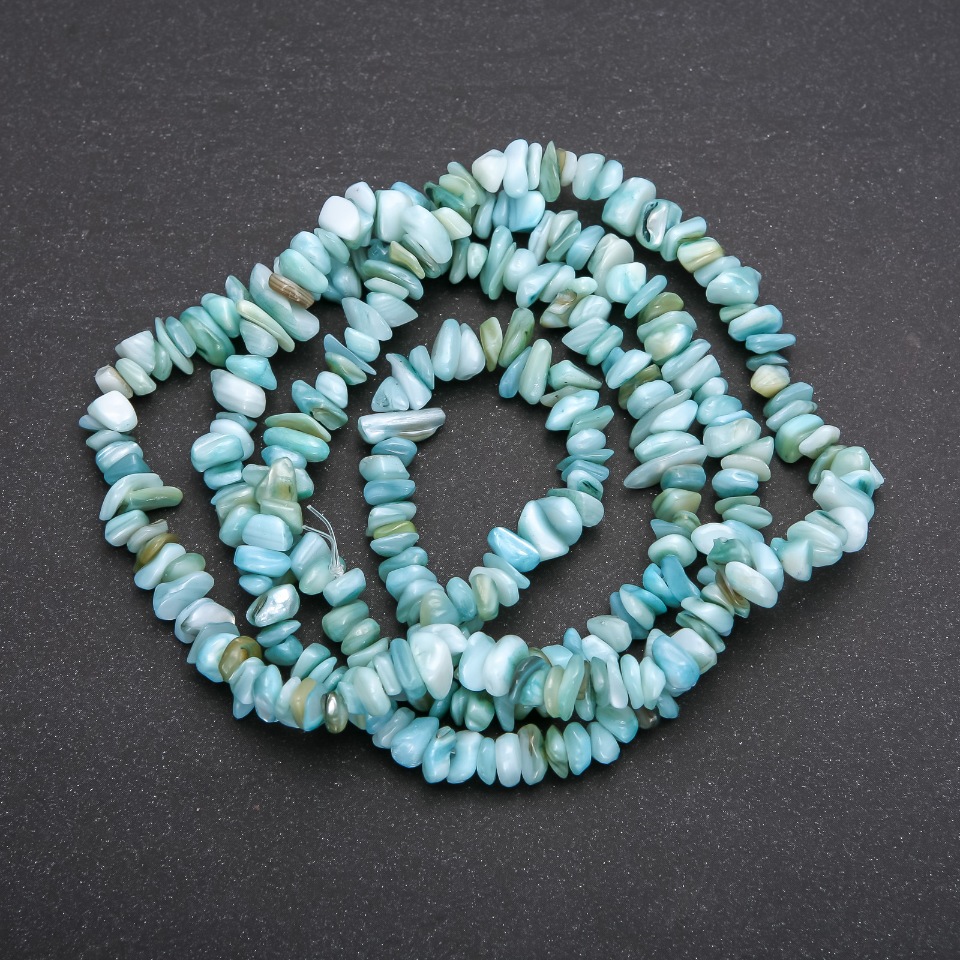 Beads on thread - tinted mother-of-pearl chips, 7 mm diameter, 80 cm length