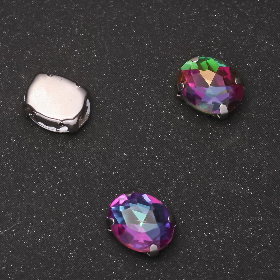 Price per pack / 10 pcs. Sew-on crystal with cap Oval 10×12 mm green-maroon