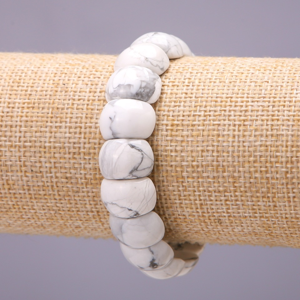 Howlite bracelet with 10×15 mm links on elastic, length 18 cm