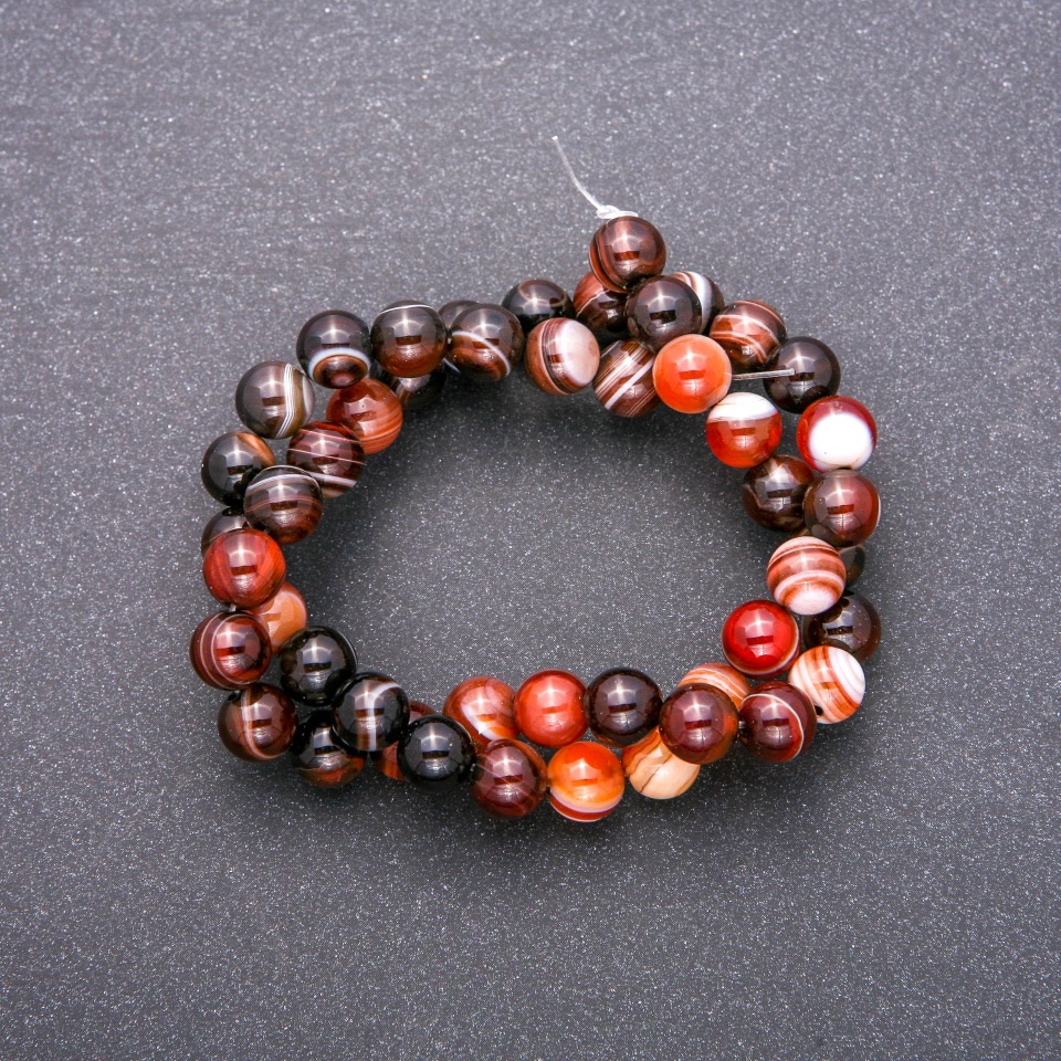 Agate smooth round beads on thread, 8 mm diameter (+/-), length 38 cm