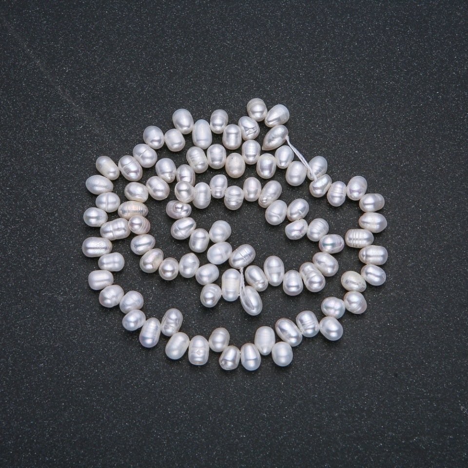 Freshwater Pearl Strand, 6x4 mm oval, 36 cm length +/- with gasoline iridescence
