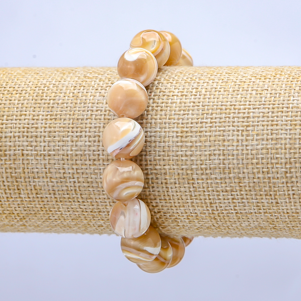 Elastic bracelet with natural beige mother-of-pearl. Smooth bead, 10 mm diameter, 18 cm length