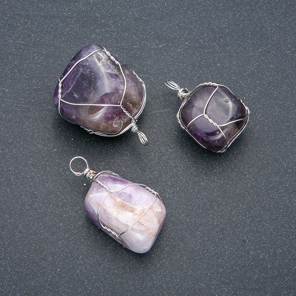 Pendant in a silver-toned weave with natural Amethyst stone, diameter 30x22 mm+