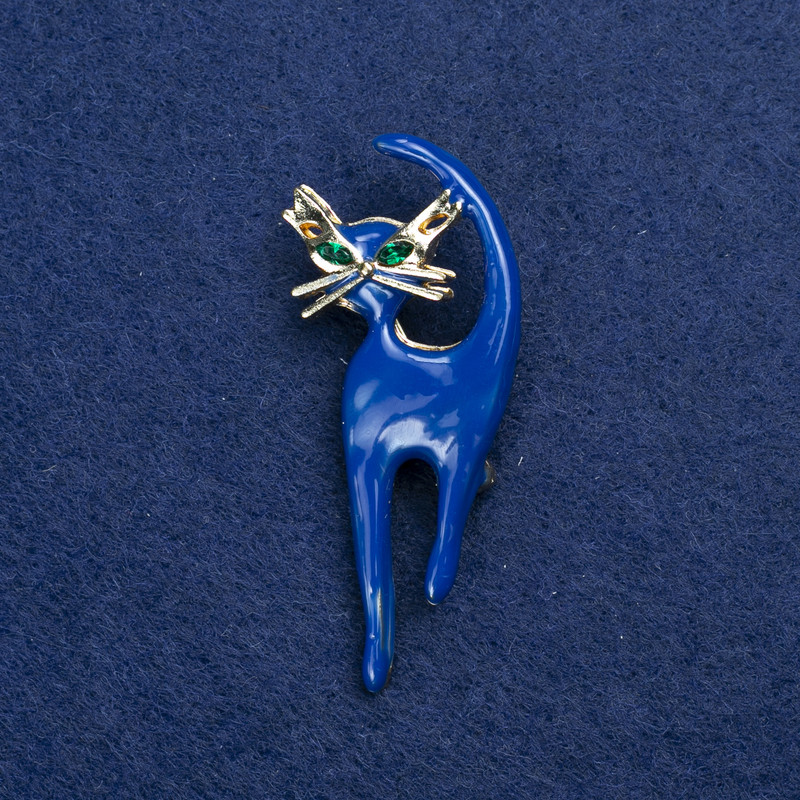 Brooch 'Kitty' in gold-tone metal, enamel and crystals 45x40mm +