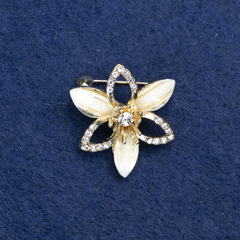 Brooch 'Flower' in gold-tone metal with crystals and white rhinestones 27mm+